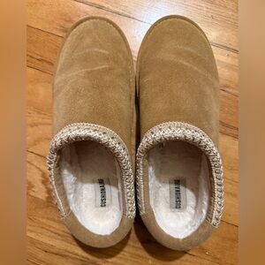 Women's Tan CUSHIONAIRE Slip-On Shoes 9M